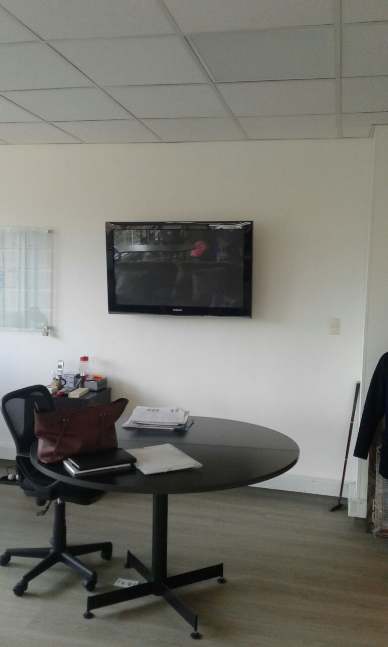 Televisor instalado en drywall