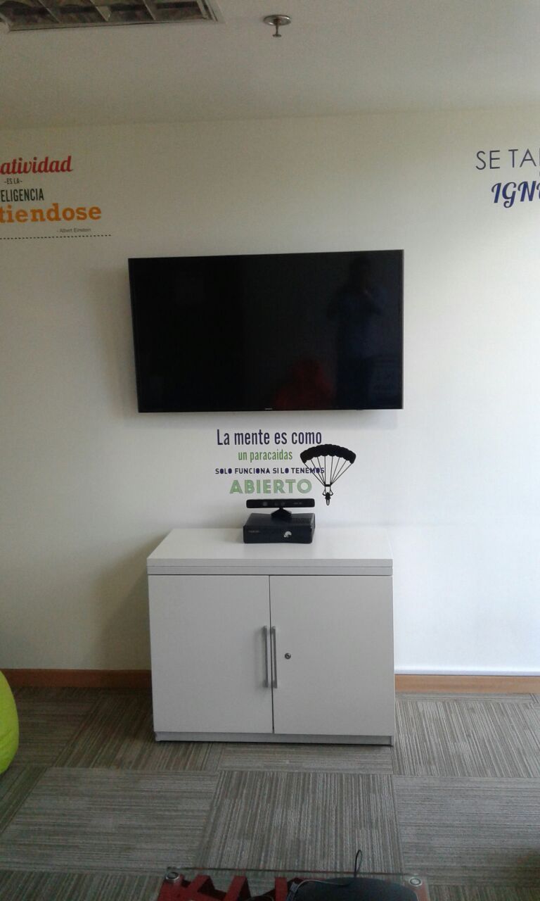 Televisor instalado en drywall