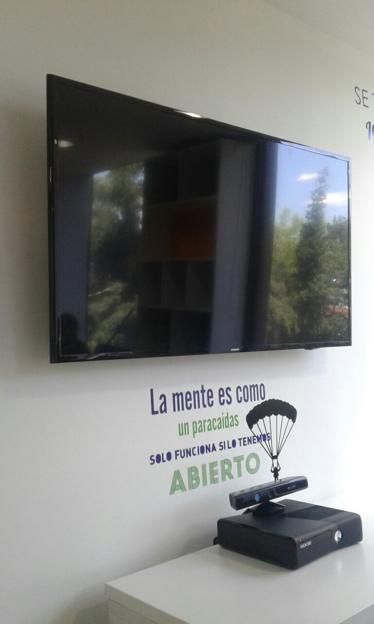 Televisor instalado en drywall